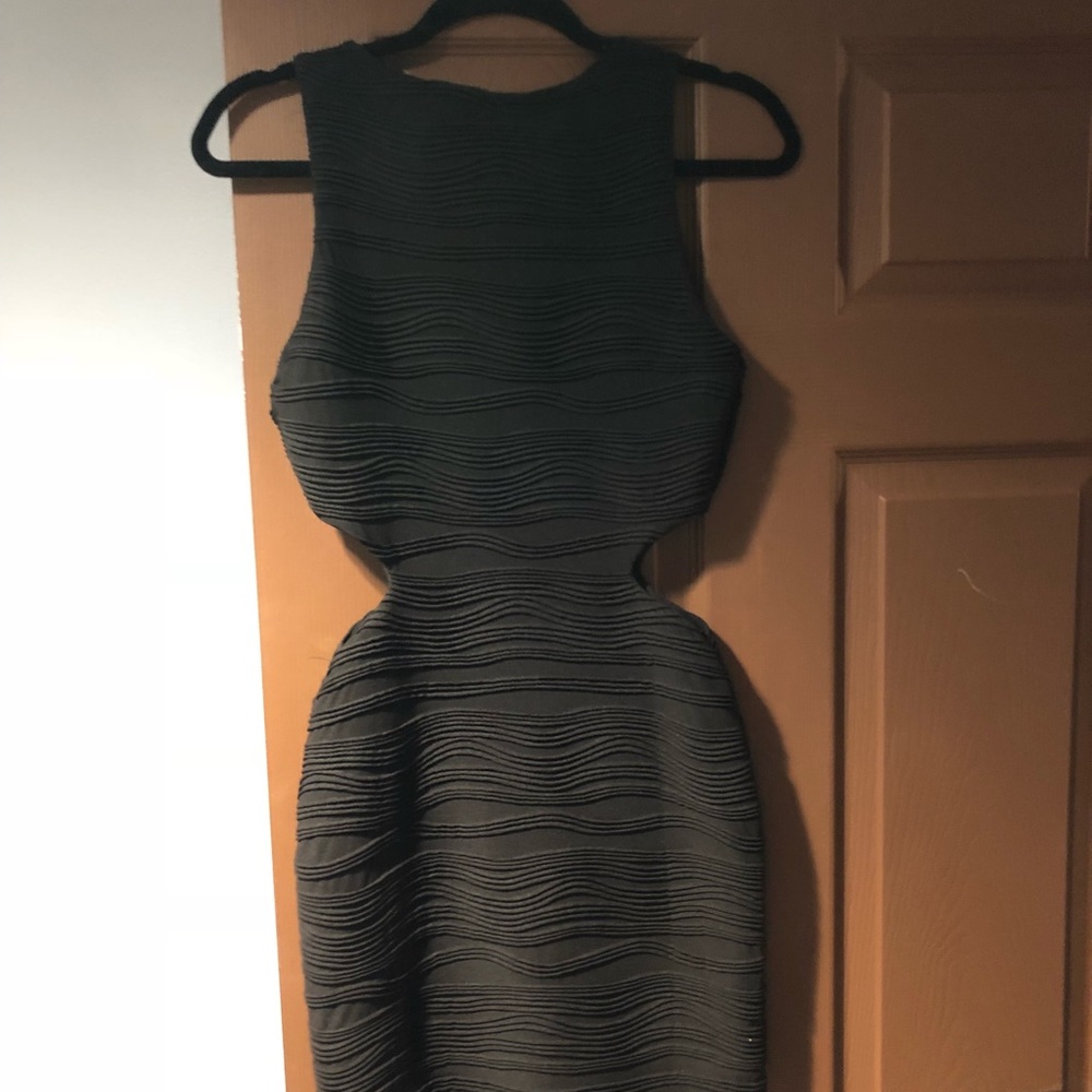 Dress - Picture 3 of 3